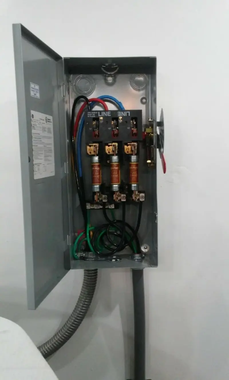 Three-phase disconnect switch installed for Smoke Detector Installation in Cutten