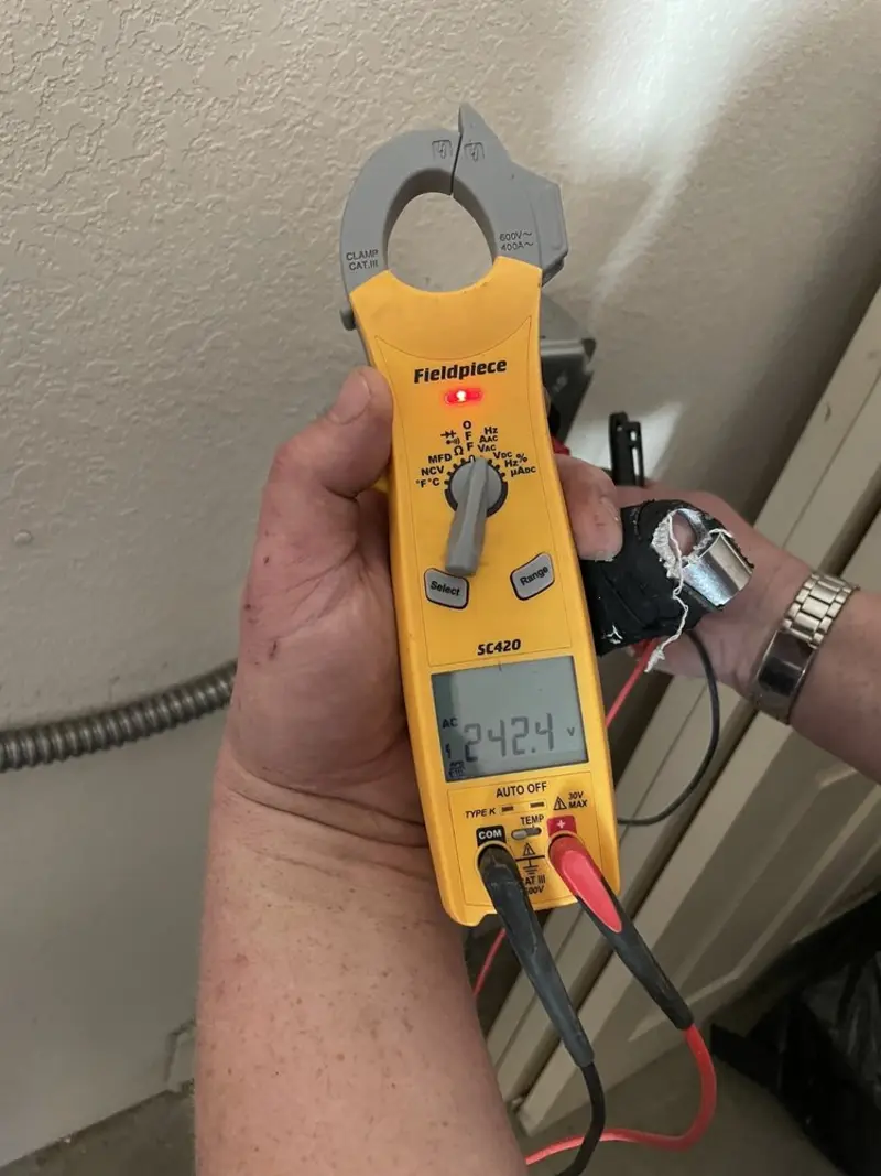 Voltage testing with clamp meter during Generator Installation in Cutten